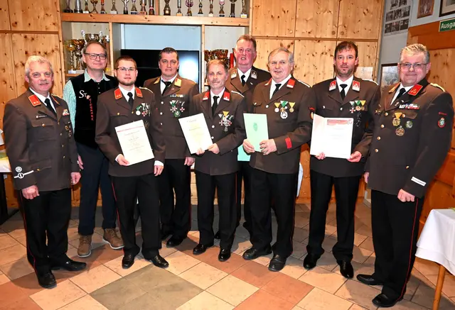Die Ehrengäste und das Kommando gratulierten zu den Auszeichnungen bei der Wehrversammlung der FF Gimplach. | Foto: BFV Leoben/Werner Tomsits