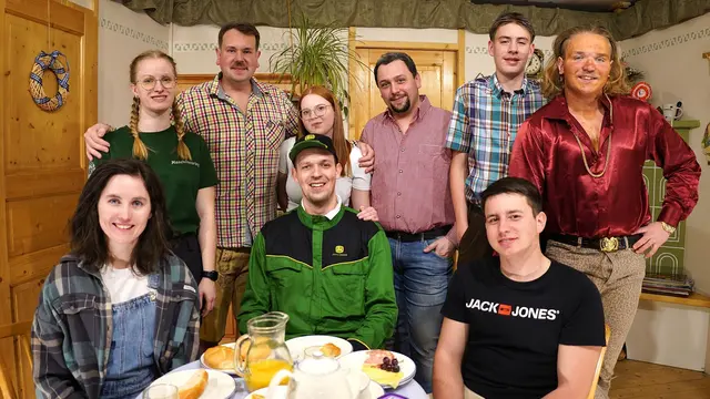 Die jungen Schauspieler von Groß Globnitz bringen das Theaterstück "Willi will mehr" auf die Bühne im Saal vom Gasthaus Widhalm. | Foto: Franz Fichtinger