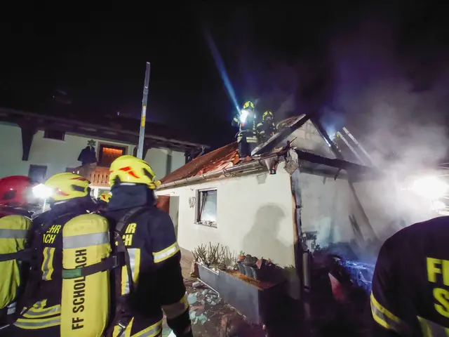 Nachdem das offene Feuer gelöscht war, öffneten die Einsatzkräfte betroffene Gebäudeteile, um versteckte Glutnester abzulöschen. | Foto: FF Loosdorf