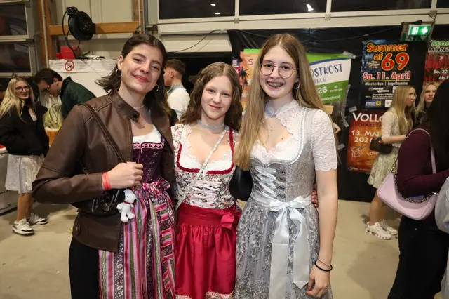 Luise, Annika und Marlene waren alle drei in fescher Tracht unterwegs. | Foto: Markus Bäumler/zema-medien.de