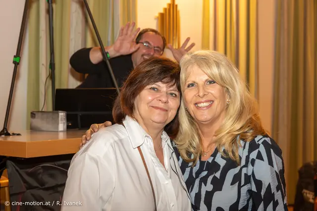 Karin Gottsbachner mit Uschi Hunar (vlnr), dahinter Walter Pozzobon. | Foto: cine-motion.at / R. Ivanek
