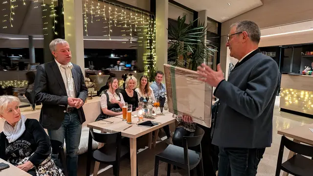 Bei der Urkundenübergabe war Ehrenbürger Markus Eberle sichtlich gerührt | Foto: Filomena Außerhofer