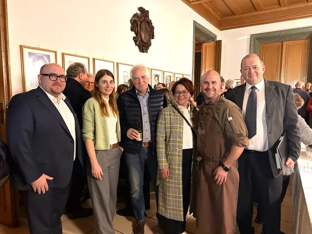 Vertreterinnen und Vertreter aus Politik und Wirtschaft waren bei der Buchpräsentation dabei. | Foto: Lisa Stöckl
