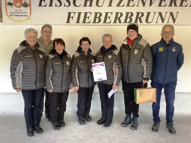 Rang 4 ESV Erpfendorf; Christiane Larcher, Angela Riegler, Resi Wörgötter, Brigitte Müller, Sigi Inwinkl und die Gratulanten Andi Aberger sowie Markus Holzmann. | Foto: Christian Erhart