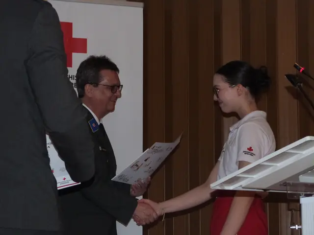 Bezirksstellenleiter Ing. DI Rudolf Haider gratulierte die geehrten Mitarbeiterinnen und Mitarbeiter.  | Foto: Vanessa Wittmann