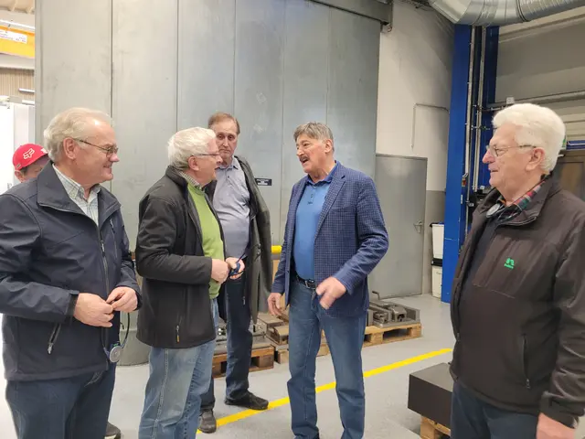 Firmengründer Josef Haidlmair (Mitte) im angeregten Gespräch mit den interessierten Waldneukirchnern.