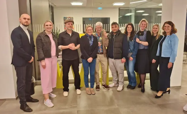 Organisatorin Andrea Neundlinger (re) mit den Diskutanten Albin Mucaj, Chiara Glawogger, Daniel Penz, Astrid und Gottfried Hofmann-Wellenhof, Musa Budak, Simone Hollegger, Jessica Maninger und Ana-Maria Orsolic. | Foto: privat