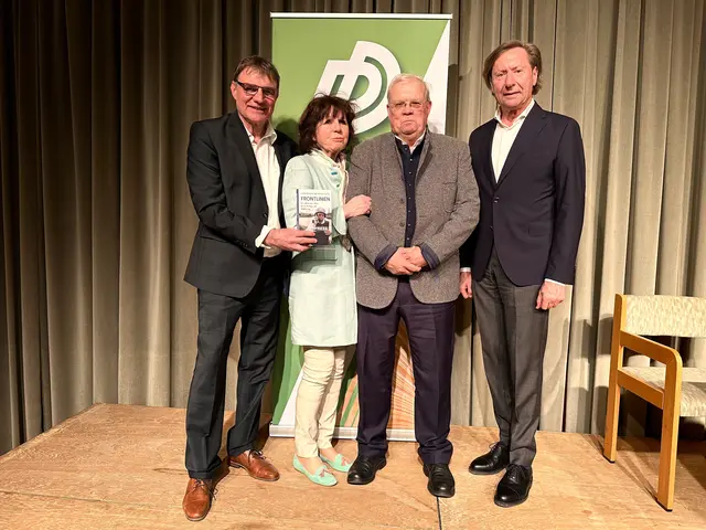 Der Journalist Christian Wehrschütz präsentierte am Donnerstagabend sein neues Buch "Frontlinien" in Pinkafeld. Im Anschluss an die Buchpräsentation konnte man gemeinsame Fotos machen und sich das neue Buch signieren lassen.  | Foto: Lisa Stöckl