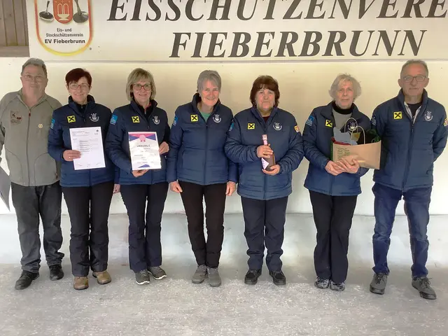 Das Siegerteam mit den Gratulanten; Annemarie Holzmann - Seisl, Manuela Trixl, Lisi Astner, Maria Tschiltsch, Irmgard Gschnaller und l Bezirksobmann Andi Aberger r. Vereinsobmann Fieberbrunn Markus Holzmann | Foto: Christian Erhart