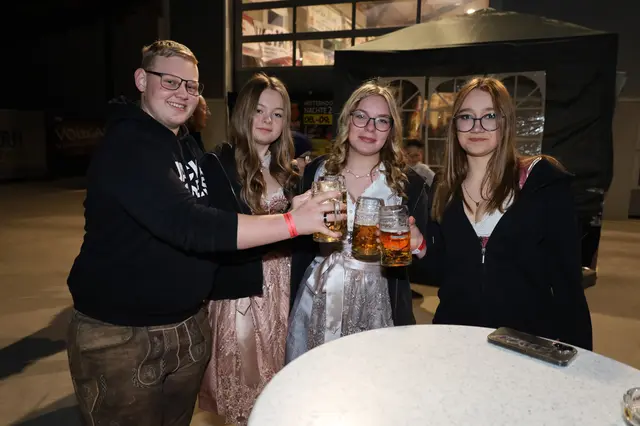 Fabian, Anika, Larissa und Julia stossen auf eine gelungene Mostkost in Schardenberg an. | Foto: Markus Bäumler/zema-medien.de