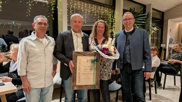 Von Links, Bürgermeister Stv. Andreas Reinstadler, Ehrenbürger Markus Eberle und seine Frau Susi mit Bürgermeister Ing. Harald Kleiner  | Foto: Filomena Außerhofer