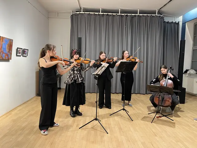 Zur Eröffnung spielte ein ebenfalls rein weiblich besetztes Streichensemble der ZMS Oberpullendorf | Foto: Gesa Buzanich