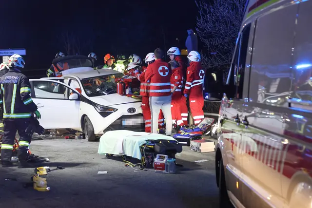 Vier teils schwer verletzte Personen forderte ein Kreuzungscrash in Buchkirchen – eine Frau musste aus ihrem Fahrzeug geschnitten werden. | Foto: laumat.at