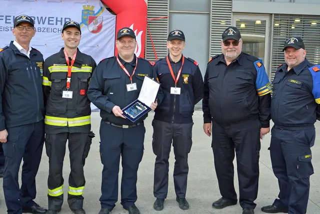 Michael Zotter (2.v.l.) erreichte mit seinen hervorragenden Leistungen den 3. Platz in seinem Durchgang. Landesfeuerwehrkommandant-Stellvertreter Martin Boyer, Bewerbsleiter Christian Hochreiner und sein Stellvertreter Andreas Cepko gratulierten. | Foto: BFK WT / St. Mayer
