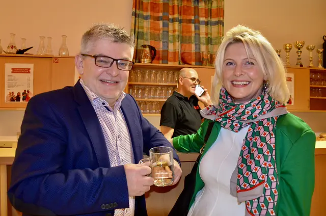 Gute Stimmung vor der Aufführung bei Ortsstellenleiter der Bergrettung Mönichkirchen Christian Zinkl und seiner Gattin Bettina. | Foto: Elisabeth Peinsipp