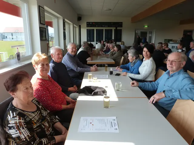Die Gäste versammelten sich am Draßmarkter Sportplatz und warteten auf schmackhafte Schnitzel.  | Foto: Vanessa Wittmann
