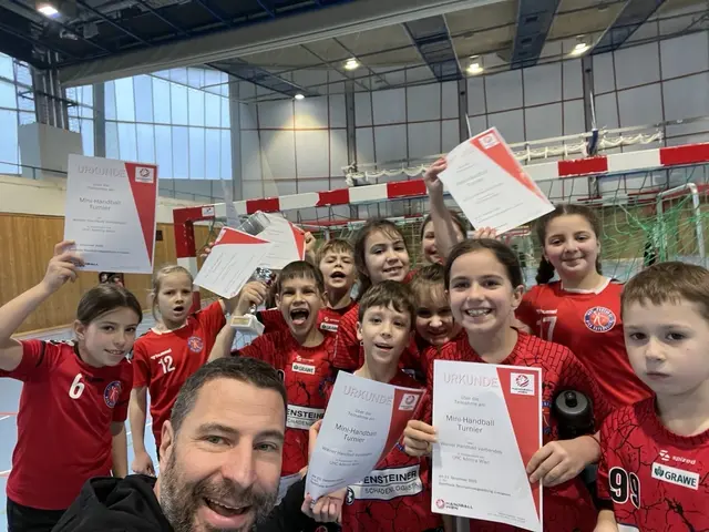 Bei den Handball-Turnieren der U 9 und der Minis - im Bild mit Fünfhaus-Nachwuchstrainer Christoph Zeiml - ist die Begeisterung und die Aufregung immer besonders groß. Am Sonntag, 15. März ist die Sporthalle Tellgasse 3 hinter der Stadthalle Schauplatz des nächsten Turniers.   | Foto: WAT Fünfhaus