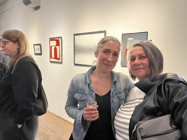Barbara Mathes vor ihren Arbeiten | Foto: Gesa Buzanich