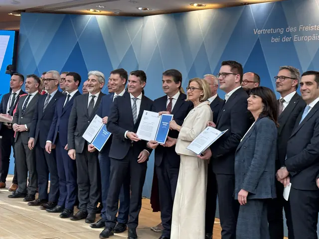 Gruppenfoto nach dem Round Table Summit rund um Landeshauptfrau Johanna Mikl-Leitner und  EU-Kommission Exekutiv-Vizepräsident Raffaele Fitto. | Foto: Sandra Schütz
