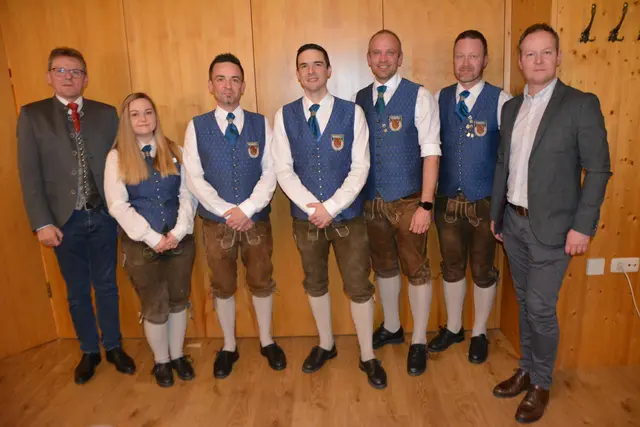 Die Ehrengäste „präsentieren“ den neuen Vorstand des Musikvereines.  | Foto: Franz Faustmann