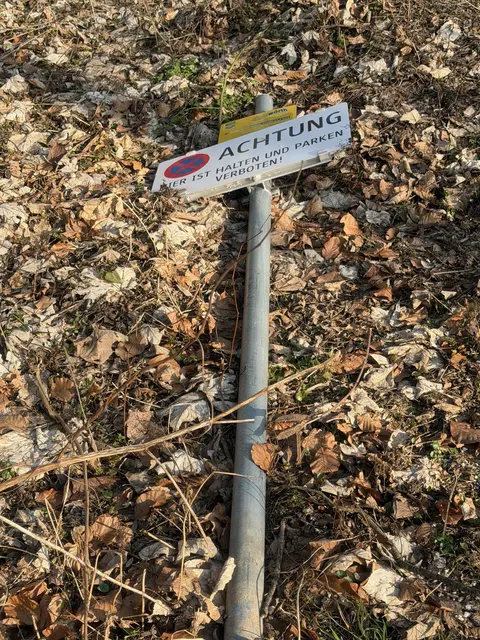 Das Schild wurde händisch ausgerissen. | Foto: Thomas Prihoda