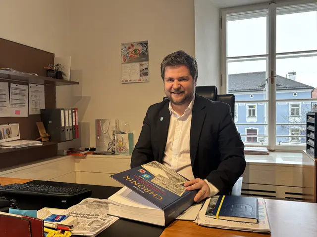 Bürgermeister Daniel Lang blickt nach herausfordernden Jahren optimistisch in die Zukunft Mattighofens. | Foto: MeinBezirk/Anja Kern