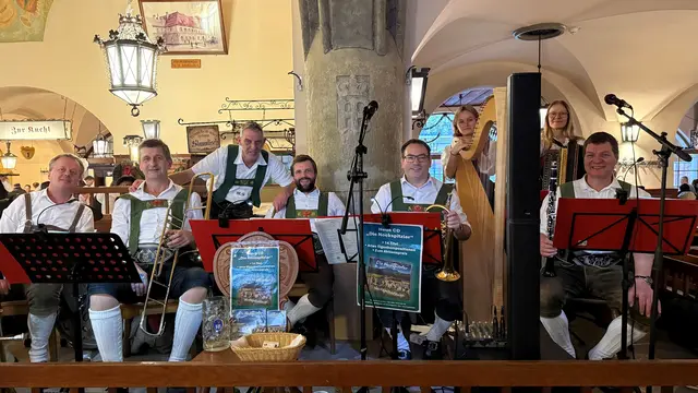 Die Truppe zog es quer durch Tirol aber auch nach Deutschland, wie hier ins Hofbräuhaus München.  | Foto: Die Nockspitzler