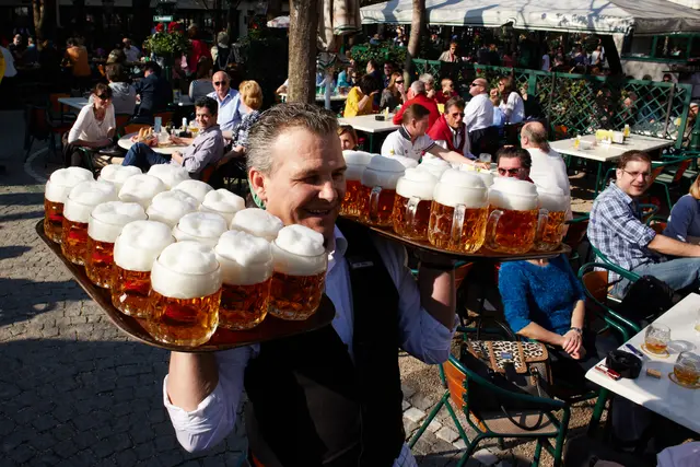 Ab Sonntag, 15. März, gehen wieder unzählige Krügerl über die Ladentheke des Schweizerhauses.  | Foto: Tesarek