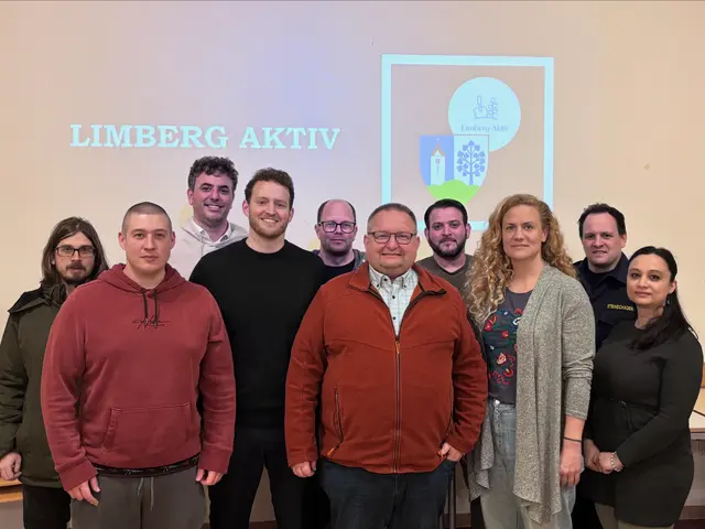 DEV Limberg wählte erneut Roman Heichinger zum Obmann:  Obmann Roman Heichinger (4. von links) und BGM Franz Kloiber (6. v.l.)
  | Foto: DEV Limberg