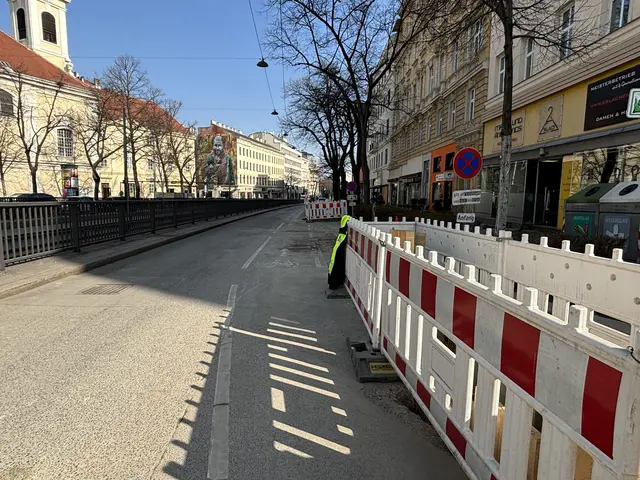 Die Absperrungen stehen bereit, die Baumaschinen rollen bereits: Die Bauarbeiten für den Lückenschluss der Radwegs auf der Wiedner Hauptstraße sind gestartet. | Foto: Nathanael Peterlini/MeinBezirk