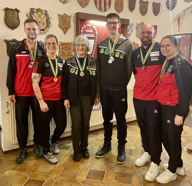 Siegerehrung Mixed Team: Von links: C. Bauch/S. Jammerbund, U. Springer/M. Grandits,
T. Havlicek/D. Schönhofer-Havlicek | Foto: Klosterneuburger Schützenverein 1288