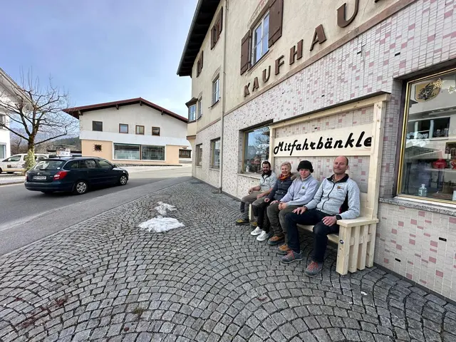 v.r. Markus Böhling, Lehrling Felix Ruepp, Initiatorin Doris Schretter und Pirmin Knittel nahmen Platz auf dem neuen Mitfahrbänkle. | Foto: privat