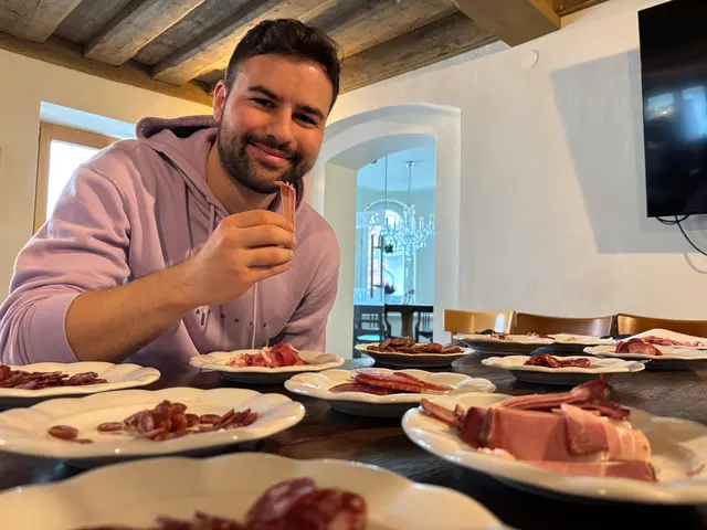 Markus Kropac bei seinem Fastenbrechen: Bei diesem beruflichen Termin musste er 130 Fleischspezialitäten verkosten. | Foto: MeinBezirk/Markus Kropac