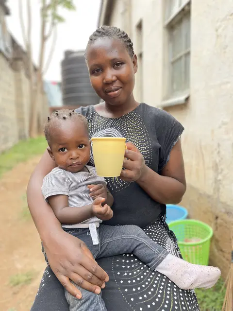 Mitarbeiterin Lydia Khavts hilft einem Kind des Tageszentrums | Foto: Verein zur Unterstützung der Child Destiny - Österreich