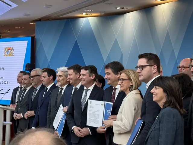 Johanna Mikl-Leitner und Eric Beißwenger, Bayrischer Staatsminister für Europaangelegenheiten und Internationales, übergeben mit den Vertretern der Power Regionen die Deklaration an Raffaele Fitto, den EU-Exekutiv-Vizepräsidenten für Kohäsion und Reformen. | Foto: Sandra Schütz