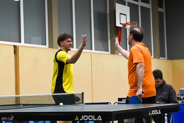 Hamdija Duric (links) durfte sich einmal mehr, hier gegen Otmar Huber, zum Sieg gratulieren lassen. | Foto: Union Horn - Sektion Tischtennis