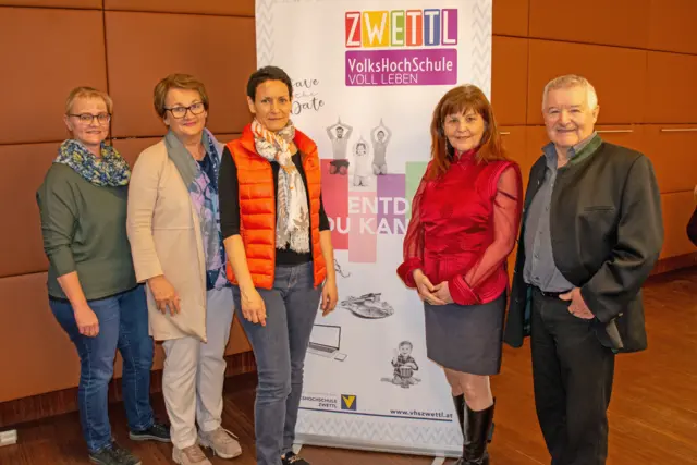 Ursula Forster und Oskar Lehner (r.) berichteten in einem VHS-Vortrag von ihrer Reise in die Mongolei, mit im Bild: Bildungsstadträtin Petra Hofbauer, Martina Kainz und Monika Führer (VHS). | Foto: Stadtgemeinde Zwettl