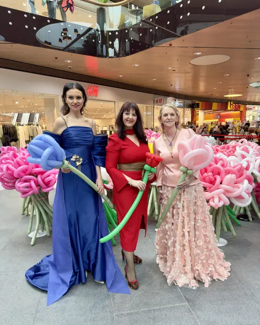 Designerin Martina Mohapp entwarf die Kleider für Monika Tompa und Sängerin Fausta Gallelli. | Foto: Johannes Schmid