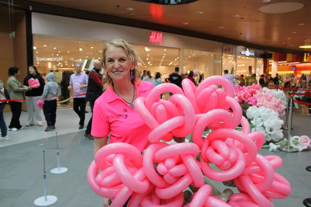 Die international tätige Luftballonkünstlerin Monika Tompa verwirklichte ihre Vision von 1.000 Luftballonblumen. | Foto: Anika Paul