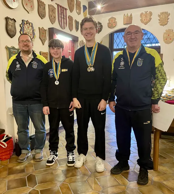 Siegerehrung Jungschützen: von links
Landesschützenmeister P. Aitonitsch, S. Pabst, F. Fuchs, Landessportleiter J. Kral | Foto: Klosterneuburger Schützenverein 1288