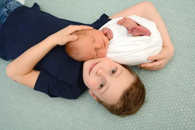 Name: Oliver mit Bruder Raphael
Geburtsdatum: 29.01.2026
Gewicht: 3.420 g
Größe: 52 cm
Eltern: Doris Grasser und Michael Kleemair aus Seckau | Foto: Babysmile