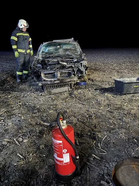 Der Fahrer des Autos hatte großes Glück. | Foto: FF Lassee