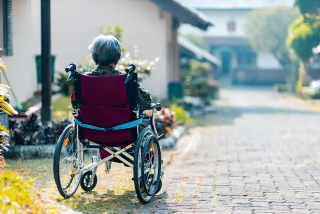 Pflegende Angehörige von Demenzkranken Personen gaben an das Gefühl zu haben rund um die Uhr anwesend sein zu müssen. | Foto: Symbolbild Unsplash