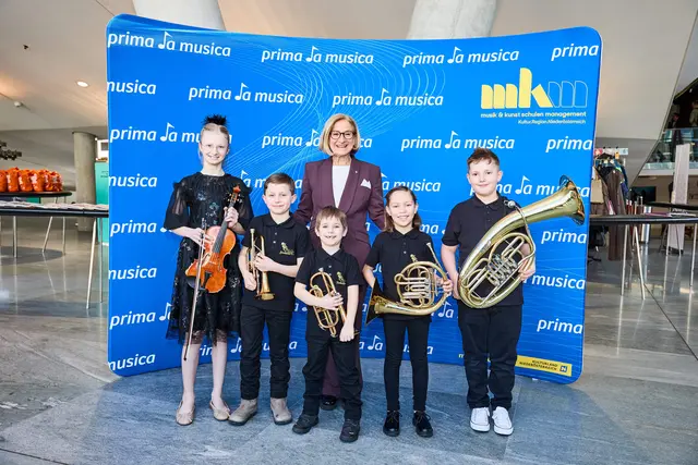 Landeshauptfrau Johanna Mikl-Leitner mit Violinistin Sophia Lugbauer (Musikschule der
Landeshauptstadt St. Pölten &amp; mdw - Universität für Musik und darstellende Kunst Wien) und dem
Blechbläserensemble „Blechlawine“ mit Peter Butz, David Gaszo, Annabelle Berger und Sebastian
Jarmic aus der Musikschule Orth an der Donau. | Foto: Franz Gleiß