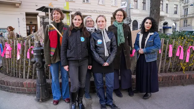 Zahlreiche Personen aus Bezirkspolitik und aus Frauenschutzorganisationen waren bei der Eröffnung.  | Foto: Andreas Pölzl/MeinBezirk