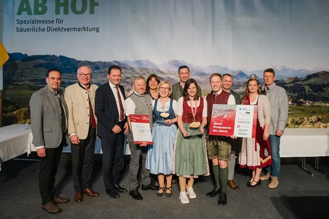 Der Girnerhof (Franz und Monika sowie Sophie und Thomas Mitteregger) wurde zum Speckproduzenten des Jahres 2026 gekürt.  | Foto: Messe Wieselburg/Erber David