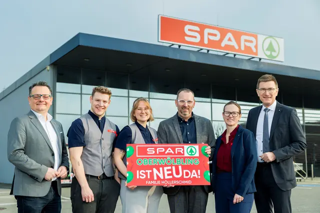 Bürgermeister Peter Hießberger, Benedikt Freudenthaler, Chiara Höllerschmid, Markus Höllerschmid, Carmen Höllerschmid und SPAR-Geschäftsführer Alois Huber. | Foto: SPAR/David Schreiber