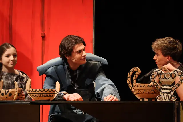 Miriam Puttinger als Ovid, Julian Griesmayr als Theseus und Adrian Bräuer als Minos | Foto: MeinBezirk/Constance Haslberger