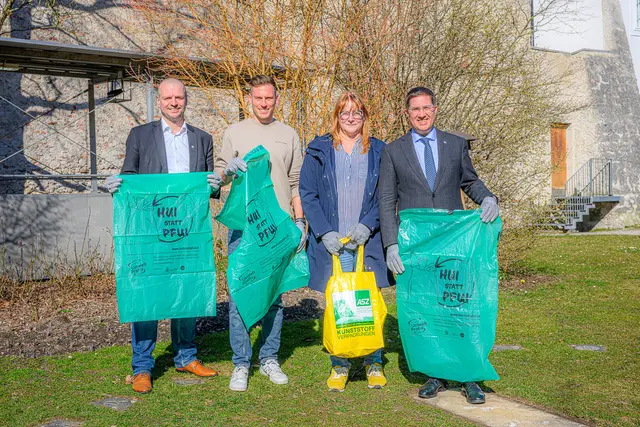 V.l.: Stadtrat Thomas Rammerstorfer, Abfallbeauftragter Lukas Aitzetmüller, Umwelt- und Klimaschutzbeauftragte Birgitt Wendt sowie Bürgermeister Andreas Rabl rufen zur Teilnahme an der Flurreinigungsaktion "Sauberes Wels" auf. | Foto: Stadt Wels