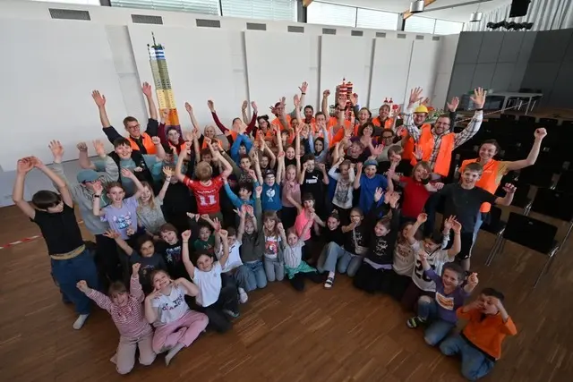 Mit großer Freude präsentierte das gesamte Bauteam die neue LEGO® Stadt im Veranstaltungszentrum novum in Innsbruck. | Foto: BGI/Rebekka Kistenich   BGI/Gustav Pöltner